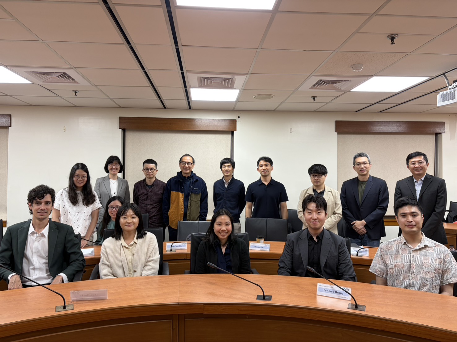 Group Photo of Scholars at the International Symposium on Applied Economics